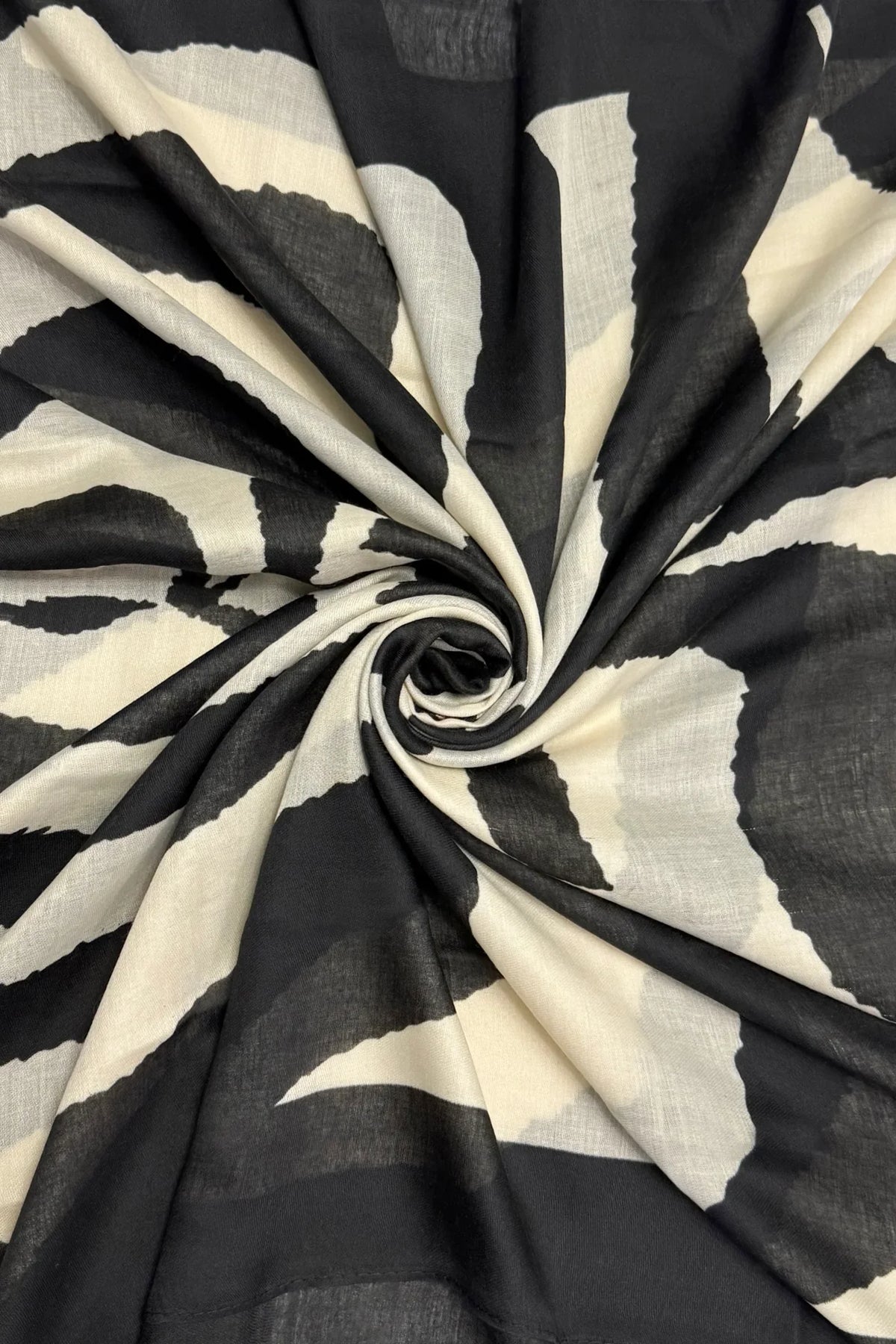 Graphic Heart Swirl Print Scarf